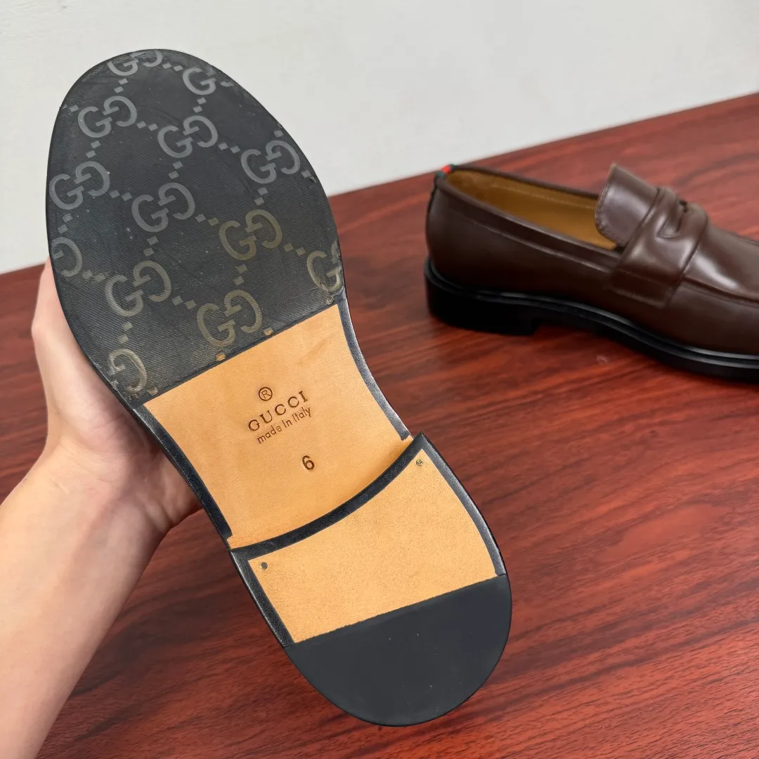Batch 980 Gucci/Gucci new men's solid color leather loafers! These elegant loafers are crafted from soft glossy cowhide and are available in two styles. The upper is decorated with genuine leather buckles, adding low-key and unique logo pattern elements. Simple style design. Classic European and American last style. Standard style. Red and green webbing decoration on the heel embellishes brand style details. Select high-quality leather, look at the details for textured workmanship, dyed calfskin lining, uniform and delicate pores, soft and comfortable. Thickened leather outsole, composite rubber bottom sheet at the heel, excellent foot comfort, wear-resistant and non-slip, the first choice for light luxury, versatile for footwear, and comes with a full set of packaging! Size: 39-40-41-42-43-44 leather shoe size (38.45.46 can be customized) Item number: 812168 Leather surface coffee color